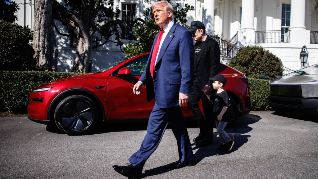 Donald Trump no se corta: llama "enfermos" a los propietarios de los coches eléctricos por este motivo