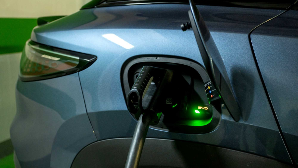 Atravesada por un clavo, sobrecargada, aplastada, sumergida y, ahora, a 700ºC: la Blade Battery de BYD soporta el calor extremo sin incendiarse