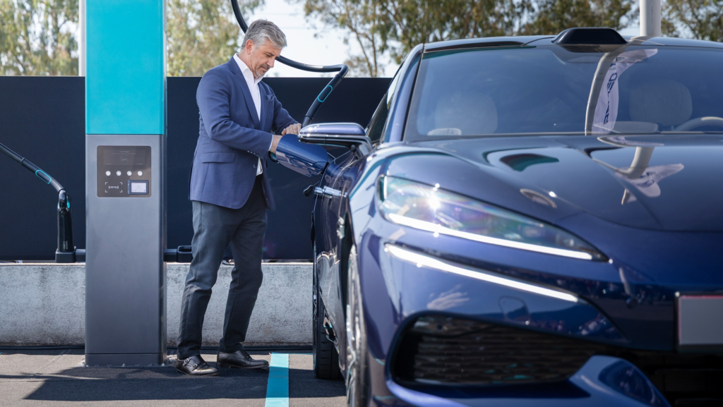 De 70€ por llenar el depósito a poco más de 1€ por cargar: "Comprar un coche eléctrico fue la mejor decisión que he tomado"