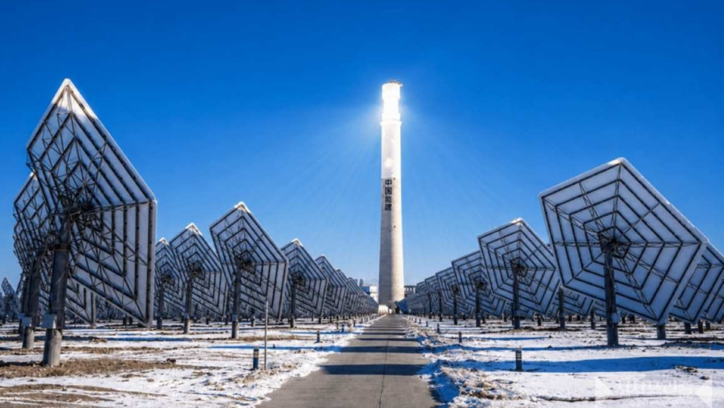 260.000 espejos y 550ºC: China enciende la mayor planta solar híbrida del mundo con 100 MW de almacenamiento térmico