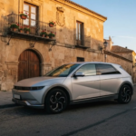 Tener un coche eléctrico y vivir en un piso sin garaje no es misión imposible: estas son algunas alternativas prácticas y viables