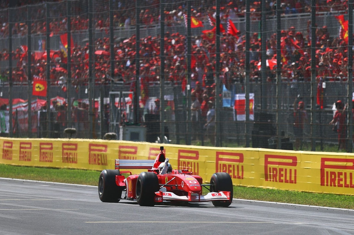 Vídeo F1 | Emotivo homenaje de Vettel a Schumacher con el Ferrari F2002: “Le sentí mucho” #F1 #FVDigital