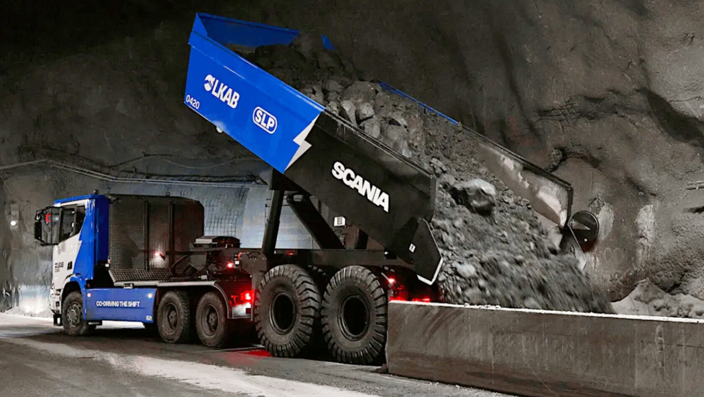 Pesan 130 toneladas y trabajan a 1.250 metros bajo tierra: estos enormes camiones eléctricos mueven 3.200 toneladas de mineral al día
