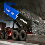 Pesan 130 toneladas y trabajan a 1.250 metros bajo tierra: estos enormes camiones eléctricos mueven 3.200 toneladas de mineral al día