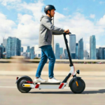 Las reglas de los patinetes eléctricos cambian en octubre y los usuarios cargan contra la DGT: "A nosotros nos obligan y a las bicicletas no"