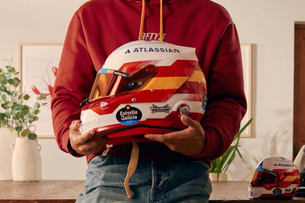 Vídeo: Carlos Sainz estrena el diseño más especial de casco en Madring #F1 #FVDigital
