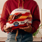 Vídeo: Carlos Sainz estrena el diseño más especial de casco en Madring #F1 #FVDigital