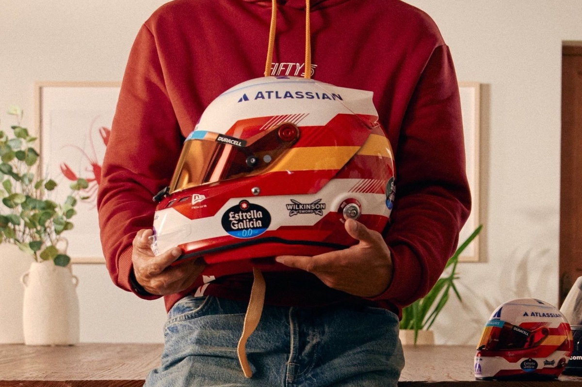 Vídeo: Carlos Sainz estrena el diseño más especial de casco en Madring #F1 #FVDigital