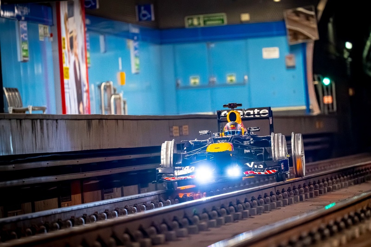 Vídeo: ¡Un Red Bull F1 por las vías del metro de Madrid! #F1 #FVDigital