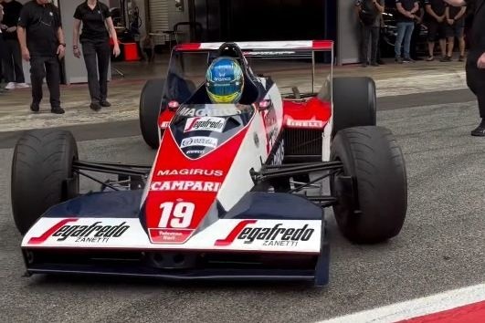 Alonso pilota varios coches de Senna en Barcelona y revive su McLaren de 2007 #F1 #FVDigital