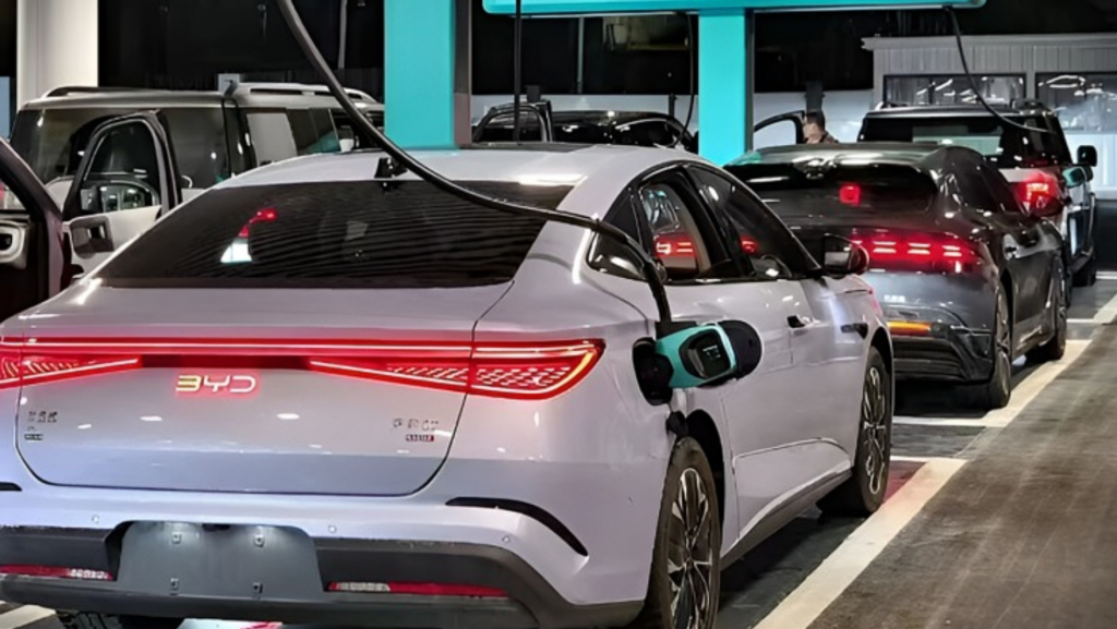 La obsesión por los kW puede estar llevando la recarga del coche eléctrico por el camino equivocado: más potencia no siempre significa un mejor servicio