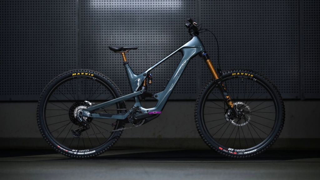 Esta marca fabrica la bicicleta con el sistema de suspensión trasero más 'extraño' del mercado, al que une el motor más de moda de este verano