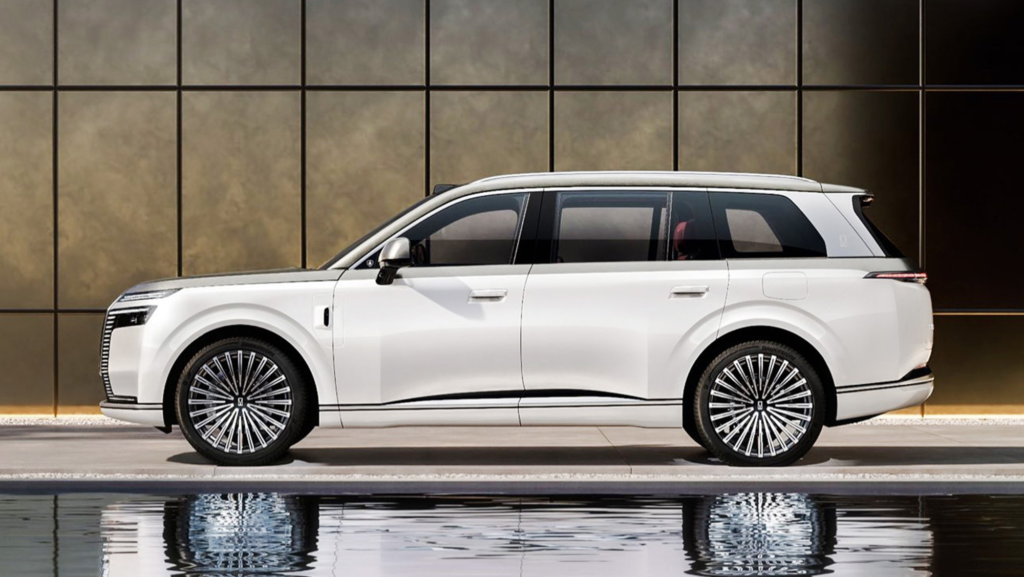 Mide 5,28 metros, tiene 6 plazas y 857 CV, pero este nuevo SUV híbrido chino sueña con parecerse a un BYD