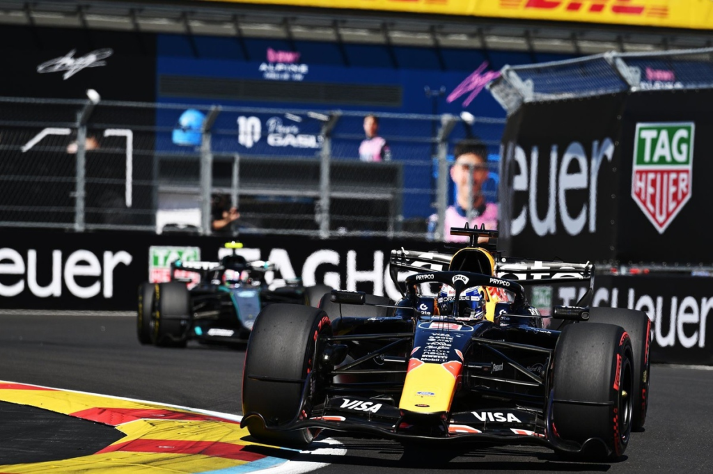 Red Bull defiende su decisión de obligar a Verstappen a ceder dos posiciones #F1 #FVDigital