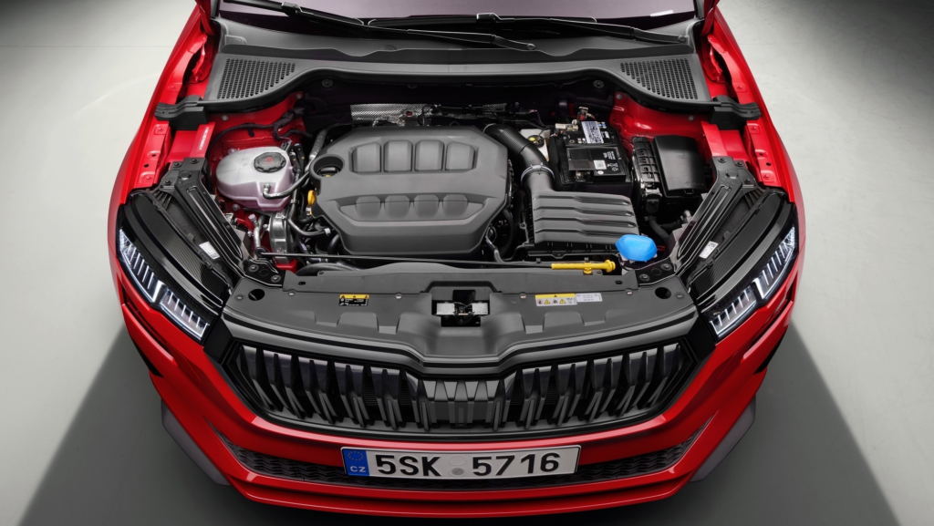 Skoda da marcha atrás: su SUV más vendido seguirá con vida con variantes híbridas enchufables con más de 100 km de autonomía