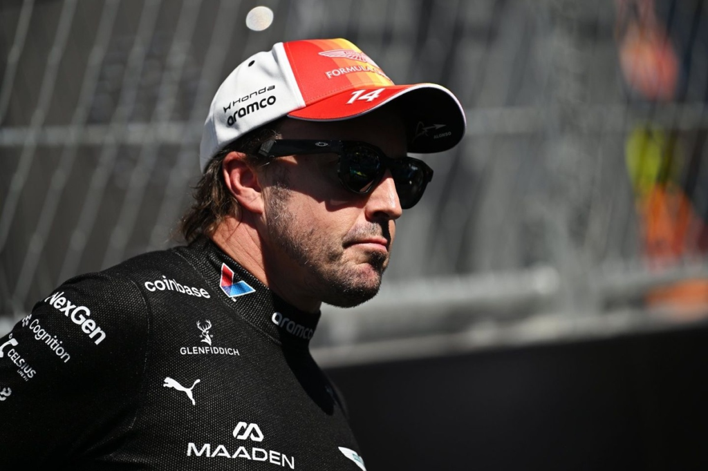Aston Martin asegura que Alonso decidió acabar la carrera de Madring por los fans #F1 #FVDigital