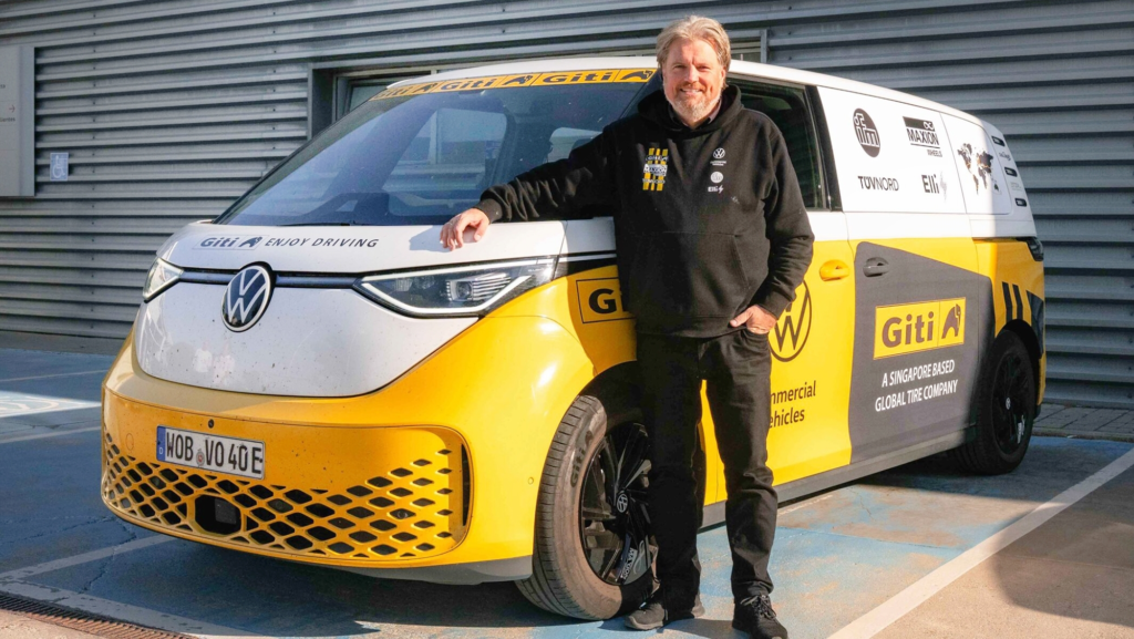 300 ciclos de carga, 92 países y 92.000 km después, la furgoneta 'hippy' de Volkswagen pasa la ITV tras dar la vuelta al mundo