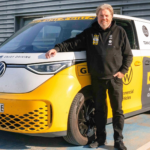 300 ciclos de carga, 92 países y 92.000 km después, la furgoneta 'hippy' de Volkswagen pasa la ITV tras dar la vuelta al mundo