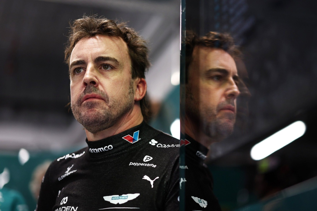 Vídeo: Alonso añade un llamativo Bugatti Veyron cromado a su colección #F1 #FVDigital