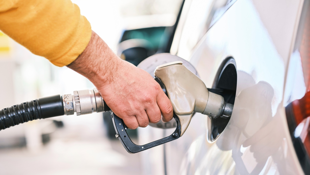 Hasta 1.000€ de ahorro al año en España: la diferencia entre convivir con un coche eléctrico y uno de gasolina equivalente