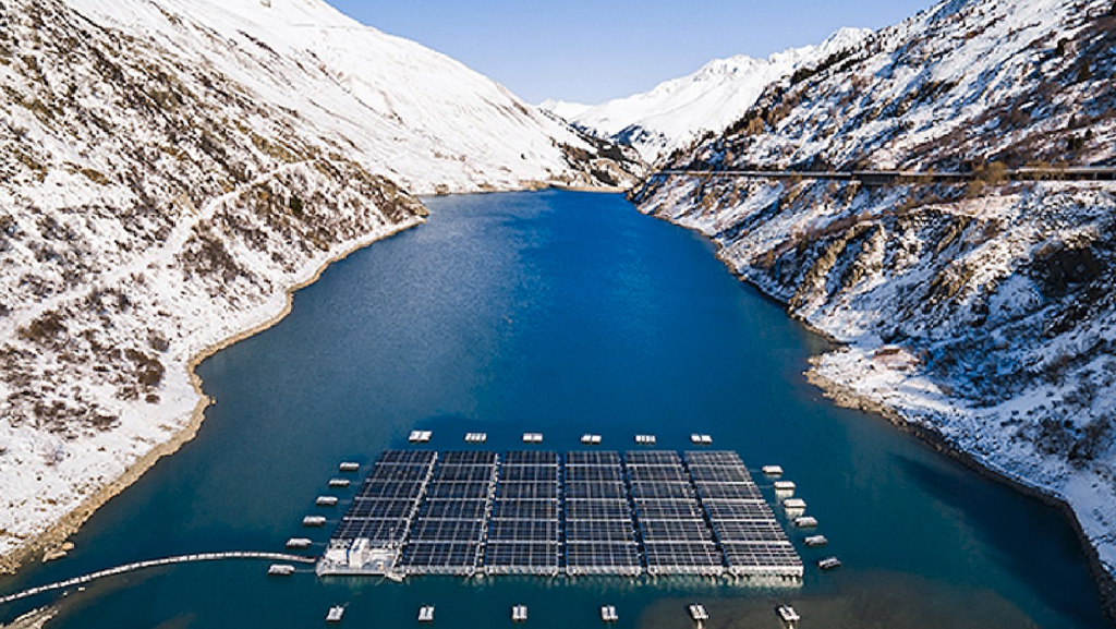 Suiza instala en los Alpes una planta solar flotante con 1.400 paneles bifaciales flotantes que será capaz de producir 22.000.000 de kWh