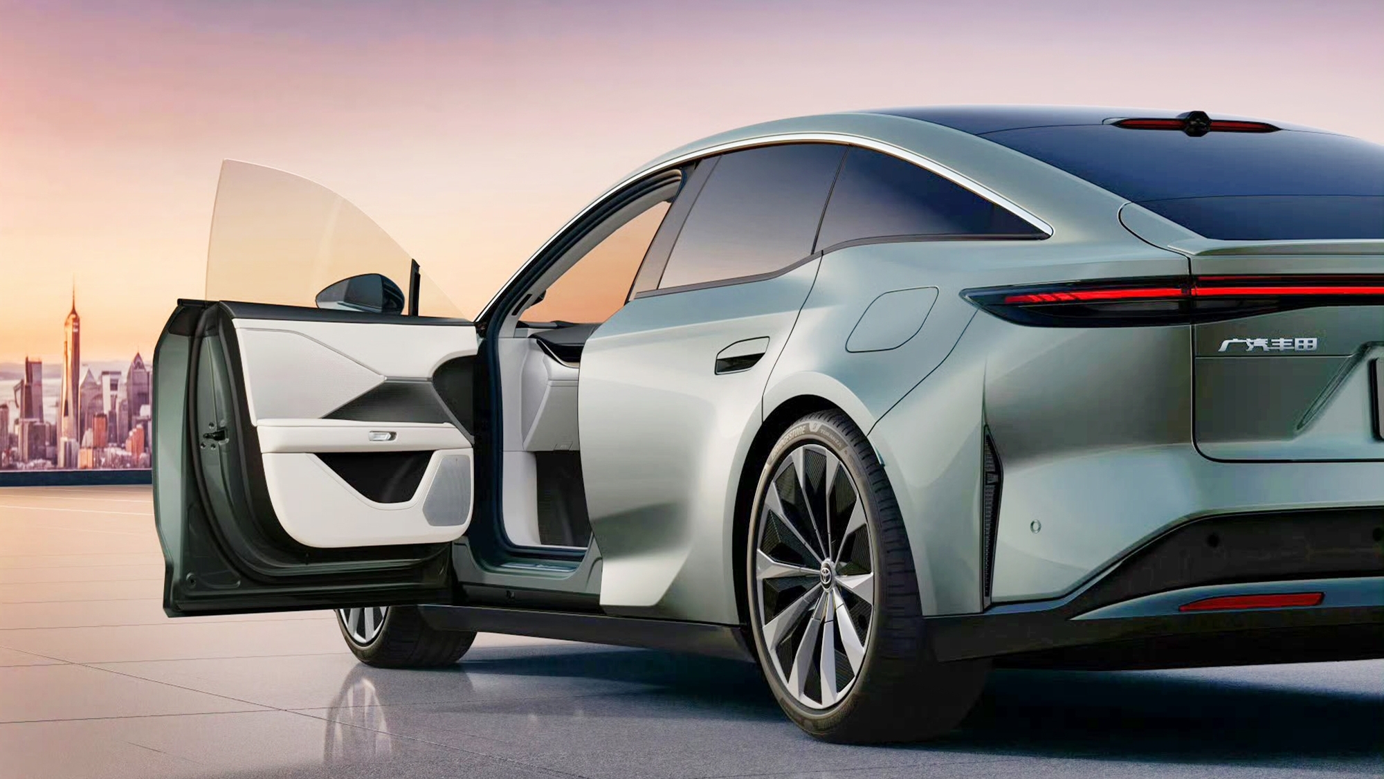 No sólo eléctricos: Toyota da un giro y fabricará 400.000 coches híbridos de 'receta china' al año por un buen motivo