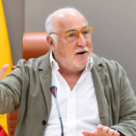 Pere Navarro explica uno de los grandes cambios que llegarán a España: se podrá conducir desde los 17 años