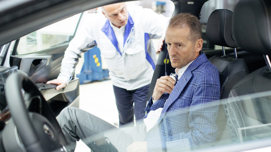 El ex CEO de Volkswagen dice que "puedes ganar 1.000€ al año" con tu coche eléctrico y por eso venderá su Ferrari a gasolina