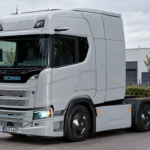Un nuevo camión eléctrico acaba de superar al Tesla Semi en 170 km de autonomía y lo ha conseguido cambiando algo que parecía intocable