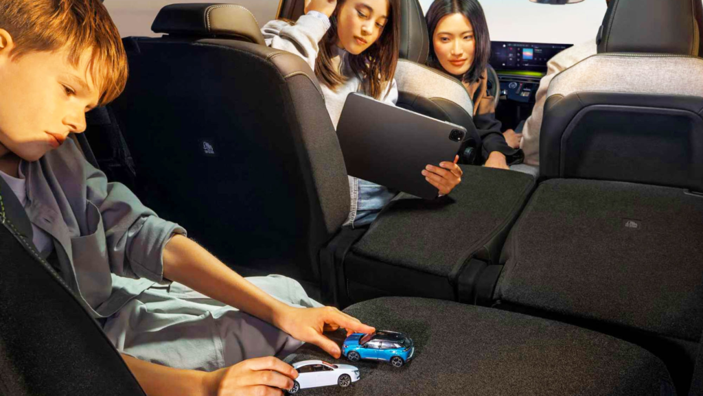 7 plazas y hasta 504 km de autonomía: así es el SUV eléctrico de Peugeot para familias que necesitan espacio para viajar lejos