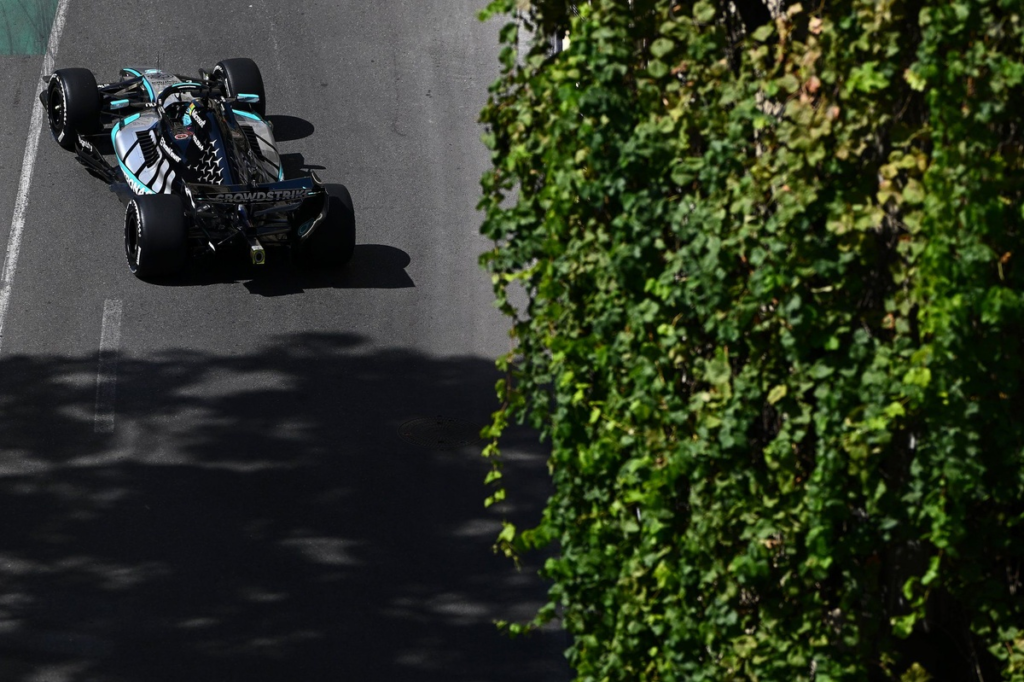 Mercedes aplasta el jueves de Bakú con Russell 1º; problemas en el motor de Alonso #F1 #FVDigital