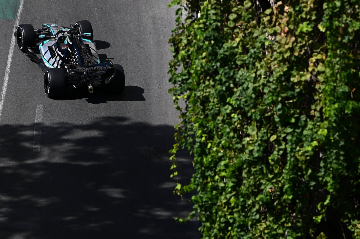 Mercedes aplasta el jueves de Bakú con Russell 1º; problemas en el motor de Alonso #F1 #FVDigital
