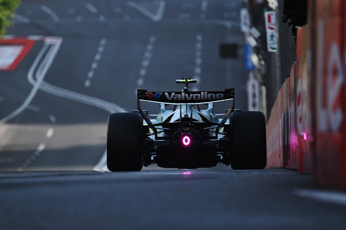 Aston Martin y Honda tocan fondo en Bakú: Alonso, más lento en recta que los F2 #F1 #FVDigital