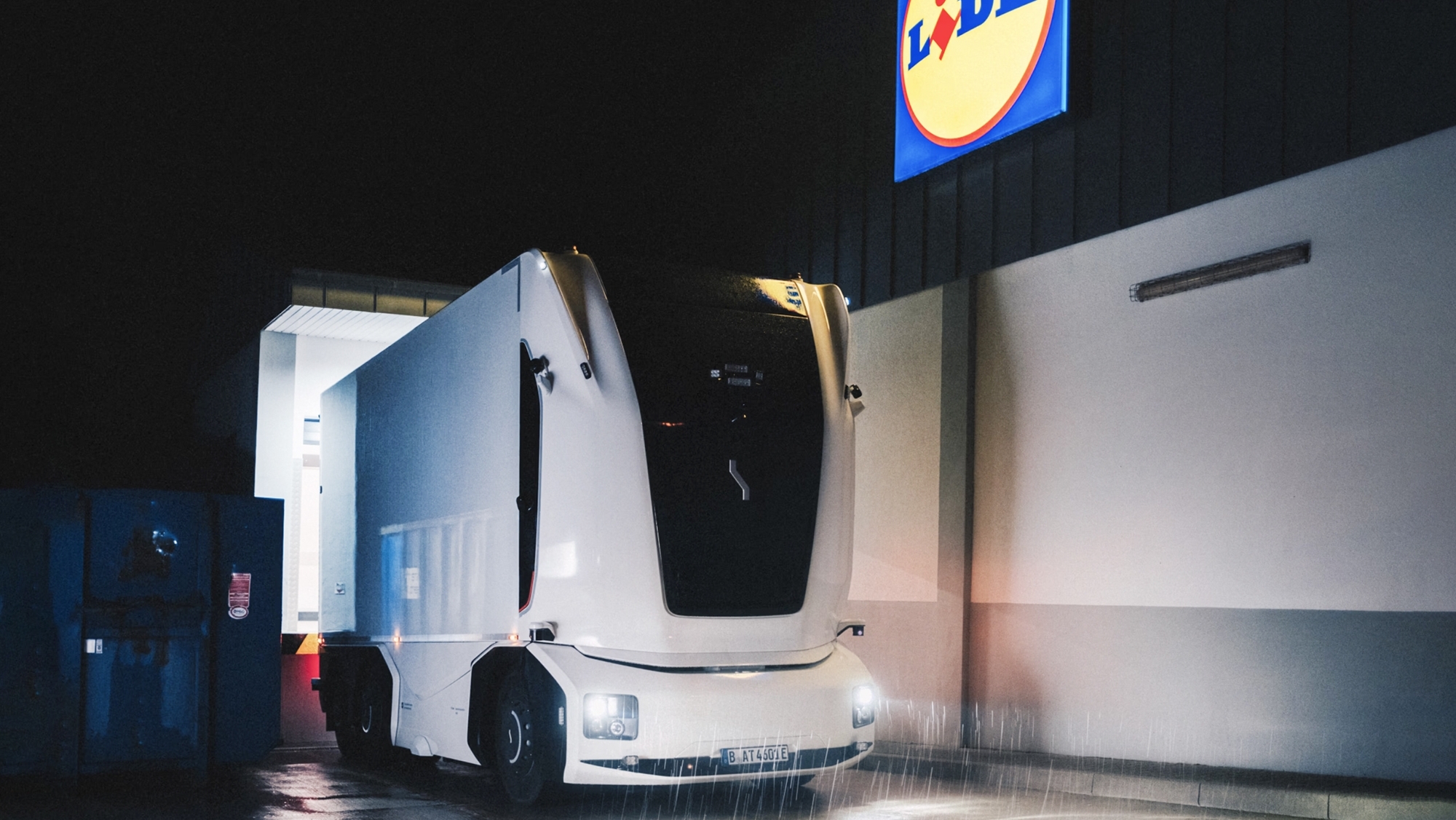 Ni cabina, ni volante, ni conductor: LIDL ya mueve mercancías por carretera con este camión eléctrico autónomo