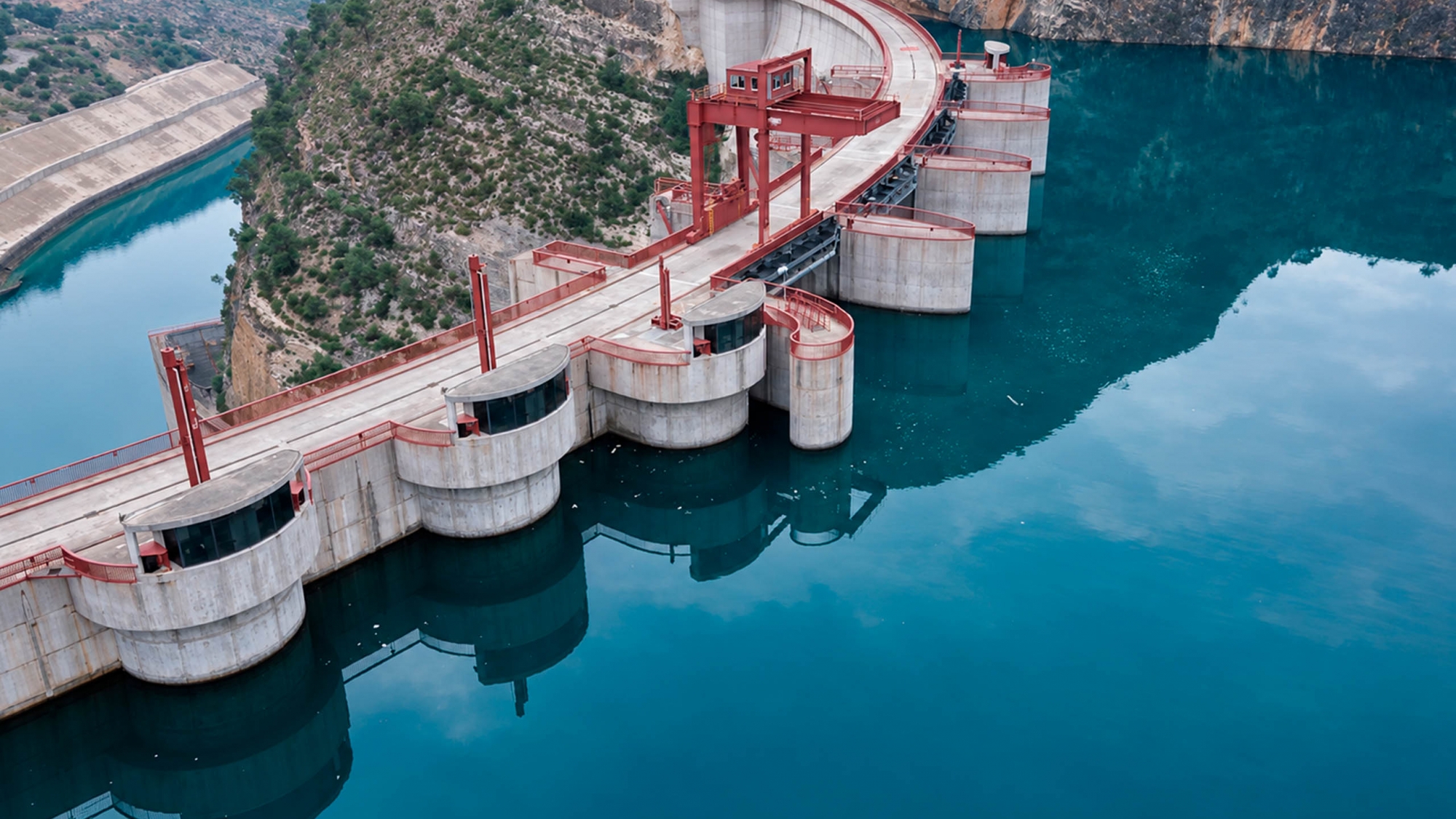 La mayor batería de Europa está en España y es capaz de generar electricidad durante 16 horas seguidas: está escondida bajo una montaña