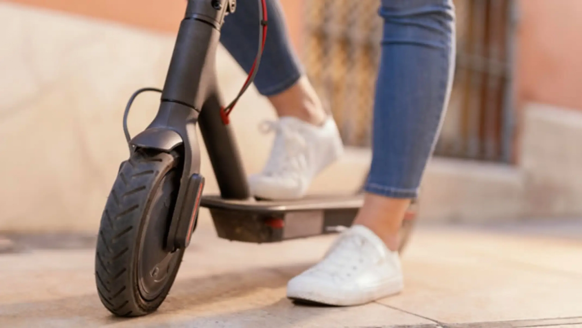 Los patinetes eléctricos, camino de la autoescuela: la petición que ya ha llegado a la DGT y que quiere cambiar las reglas en España