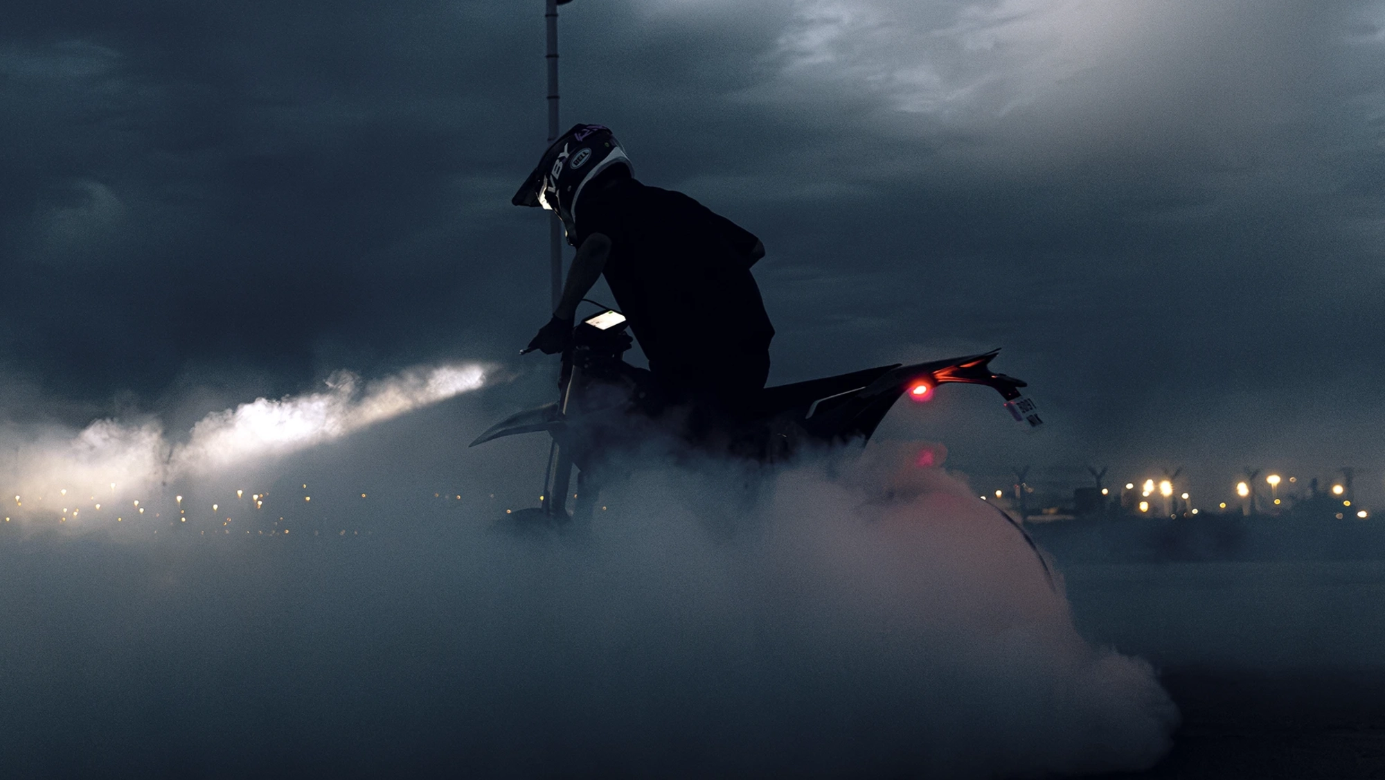 Una 'oscura' moto de la marca española con más éxito entre las 'eléctricas' llega al mercado: esta edición especial con solo 500 unidades