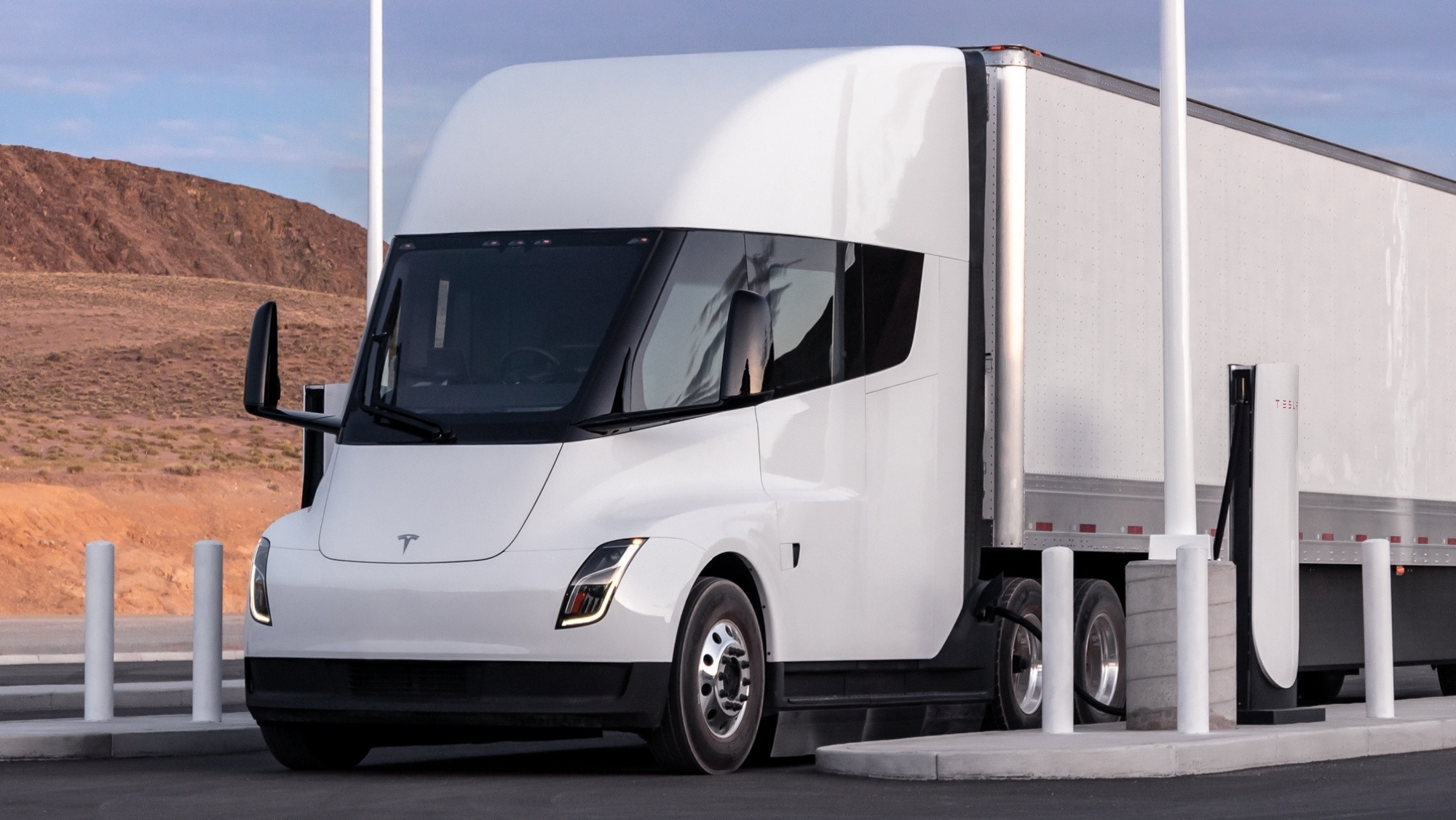 Carga al 60% en 30 minutos: así será la red de cargadores que Tesla traerá a Europa para 'alimentar' su primer camión eléctrico
