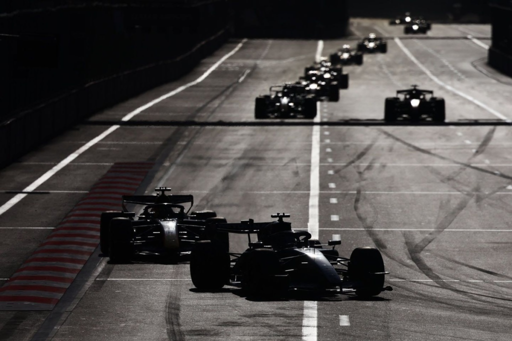 Por qué Mercedes pensó que Verstappen estaba «sujeto a una cuerda elástica gigante» en Bakú #F1 #FVDigital