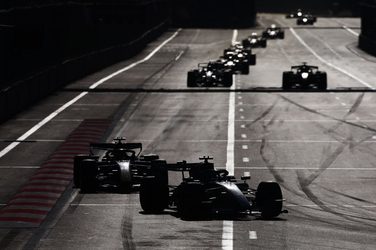 Por qué Mercedes pensó que Verstappen estaba «sujeto a una cuerda elástica gigante» en Bakú #F1 #FVDigital