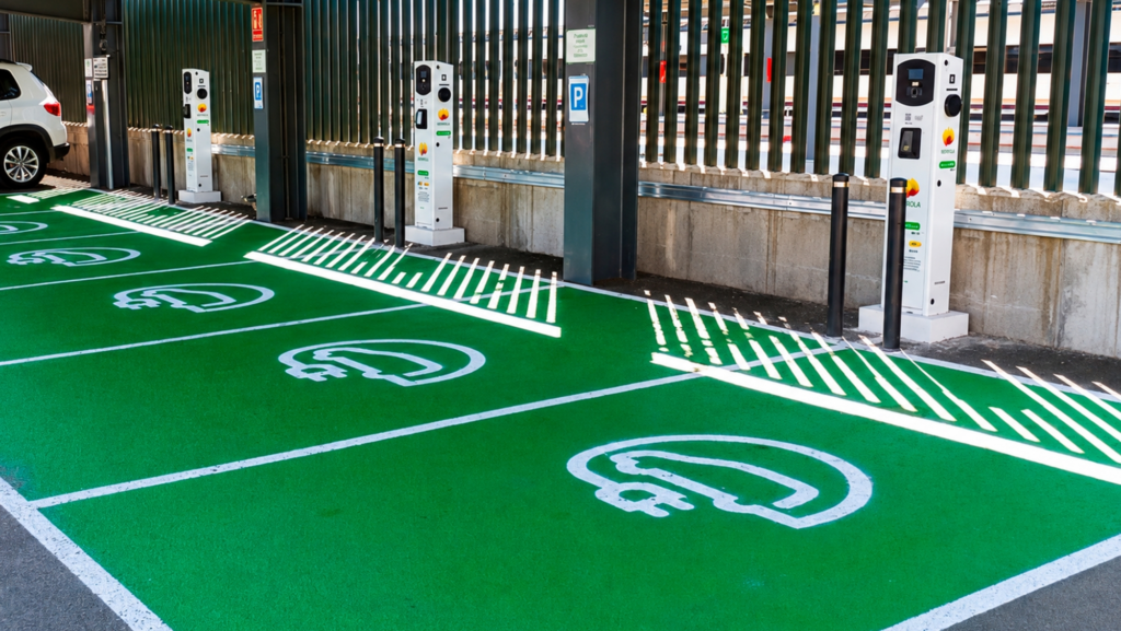 El plan de Adif para transformar sus estaciones ya empieza a notarse en toda España: el coche eléctrico es el principal protagonista
