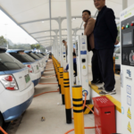 China tiene tantos coches eléctricos moviéndose a la vez que empieza a 'echarlos' del cargador por el bien común