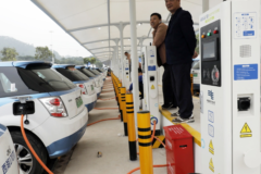 China tiene tantos coches eléctricos moviéndose a la vez que empieza a 'echarlos' del cargador por el bien común