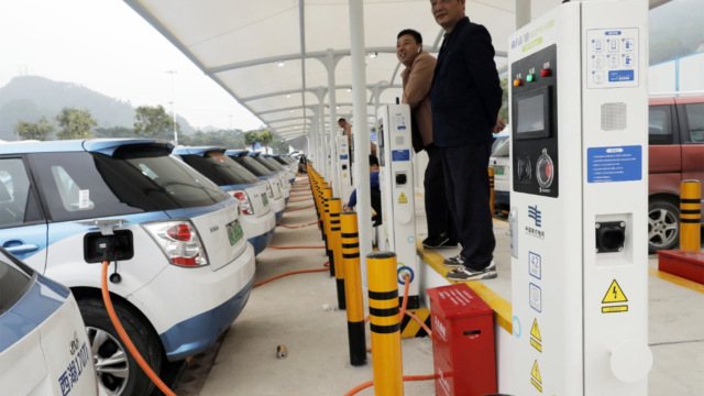 China tiene tantos coches eléctricos moviéndose a la vez que empieza a 'echarlos' del cargador por el bien común