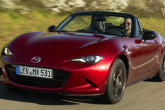 Vinesh Bhindi, de Mazda, sobre el Miata eléctrico: "No vemos a tantos clientes entrando en el concesionario y diciendo: ¿Un MX-5 eléctrico?"