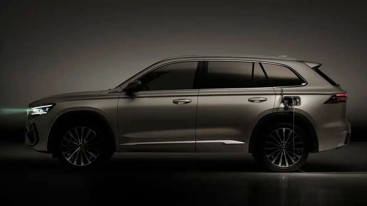 Tras el lanzamiento del pequeño E2, Geely apuesta por un híbrido enchufable para frenar el éxito del Toyota RAV4