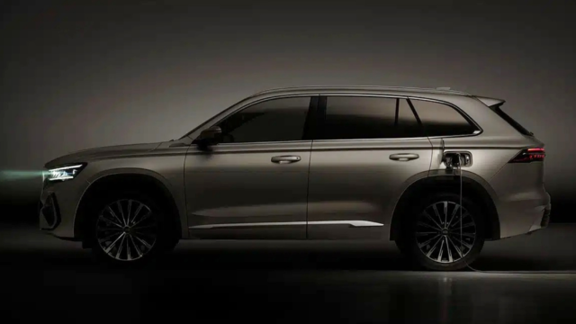 Tras el lanzamiento del pequeño E2, Geely apuesta por un híbrido enchufable para frenar el éxito del Toyota RAV4