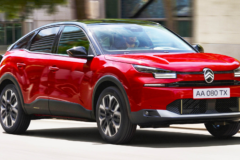Este coche eléctrico reúne en una confortable berlina un diseño funcional, 426 km de autonomía y un maletero de casi 500 litros
