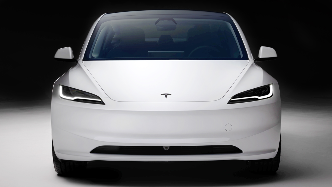 Nueva tapicería, llantas y pantalla más grande, pero con el mismo precio: Tesla actualiza el coche más vendido de España