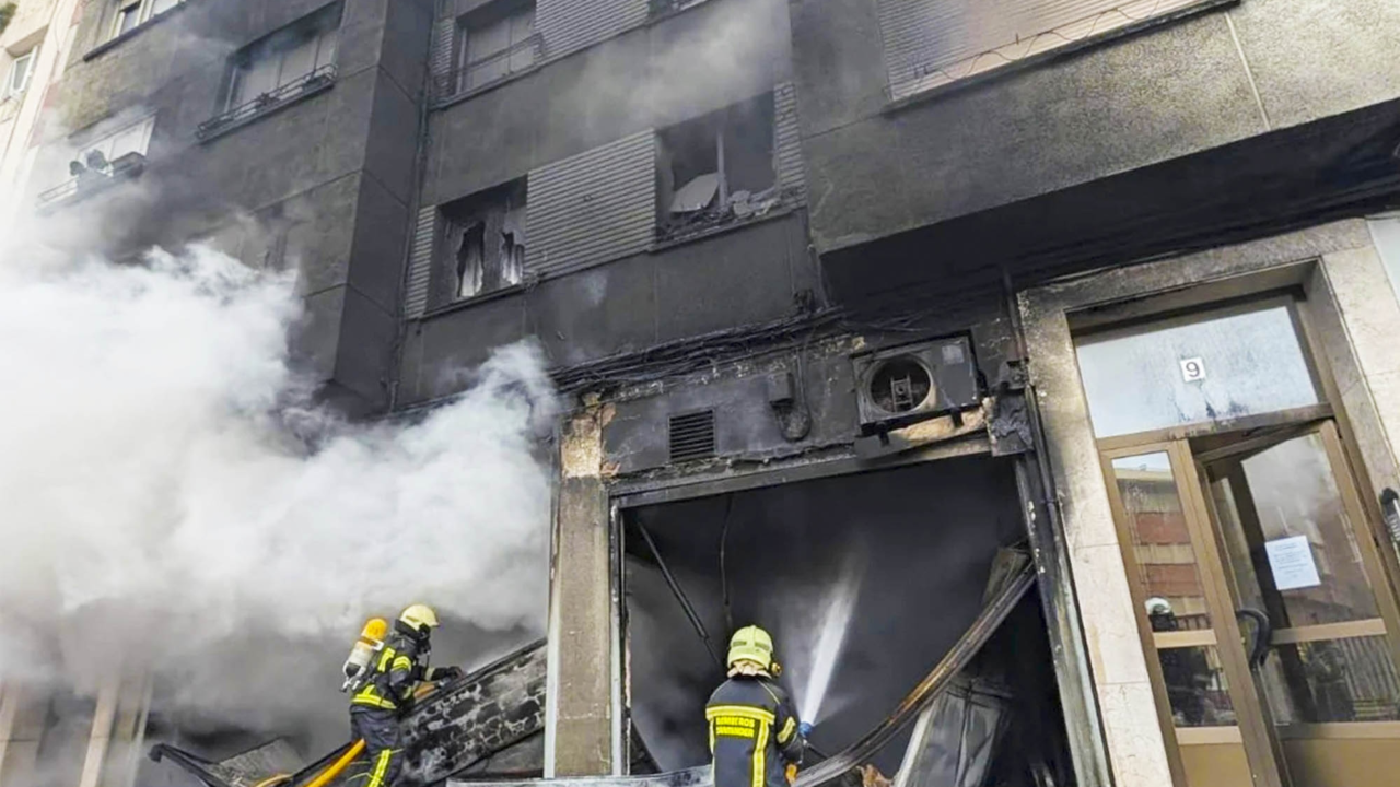 El incendio de un coche eléctrico en un garaje de Santander obliga a desalojar un edificio y deja a sus vecinos fuera de casa